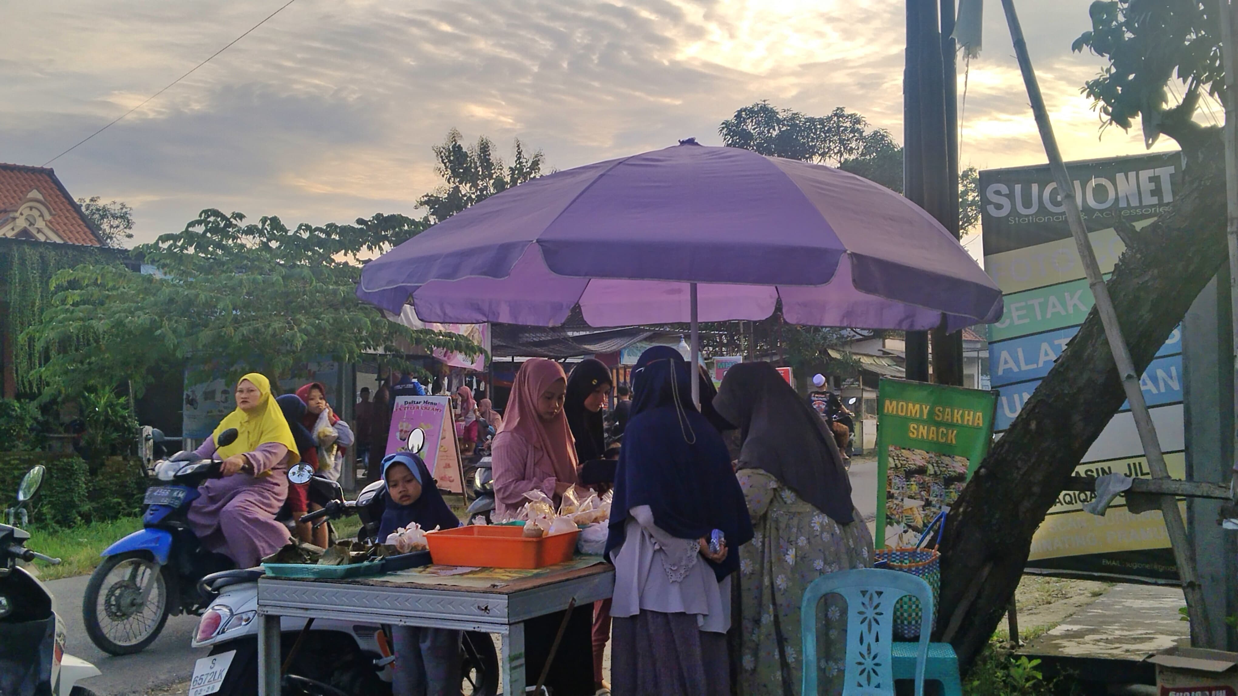 Pedagang di sekitar wilayah Kecamatan Sugio, menjajakan berbagai menu takjil, Rabu (26/2)
