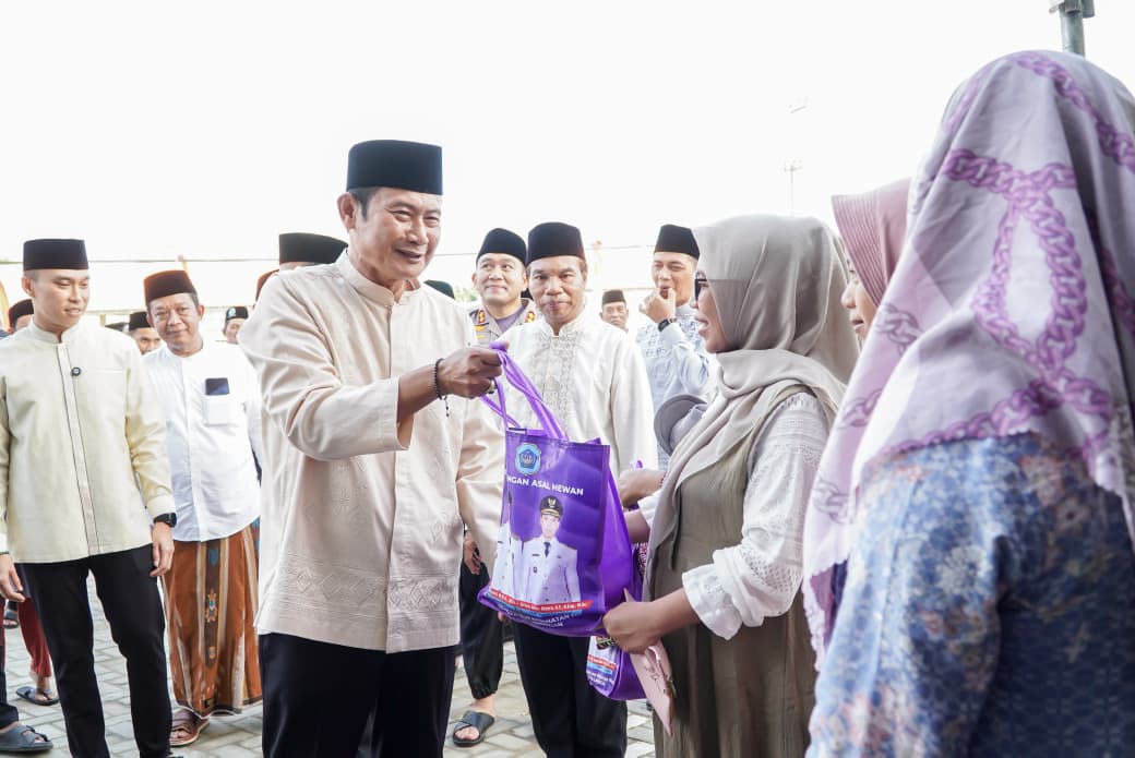Bupati Yes bersama Mas Dirham dan jajaran Forkopimda ketika Safari Ramadan di Desa Banjarmadu dan menyerahkan bantuan gizi bagi ibu hamil.