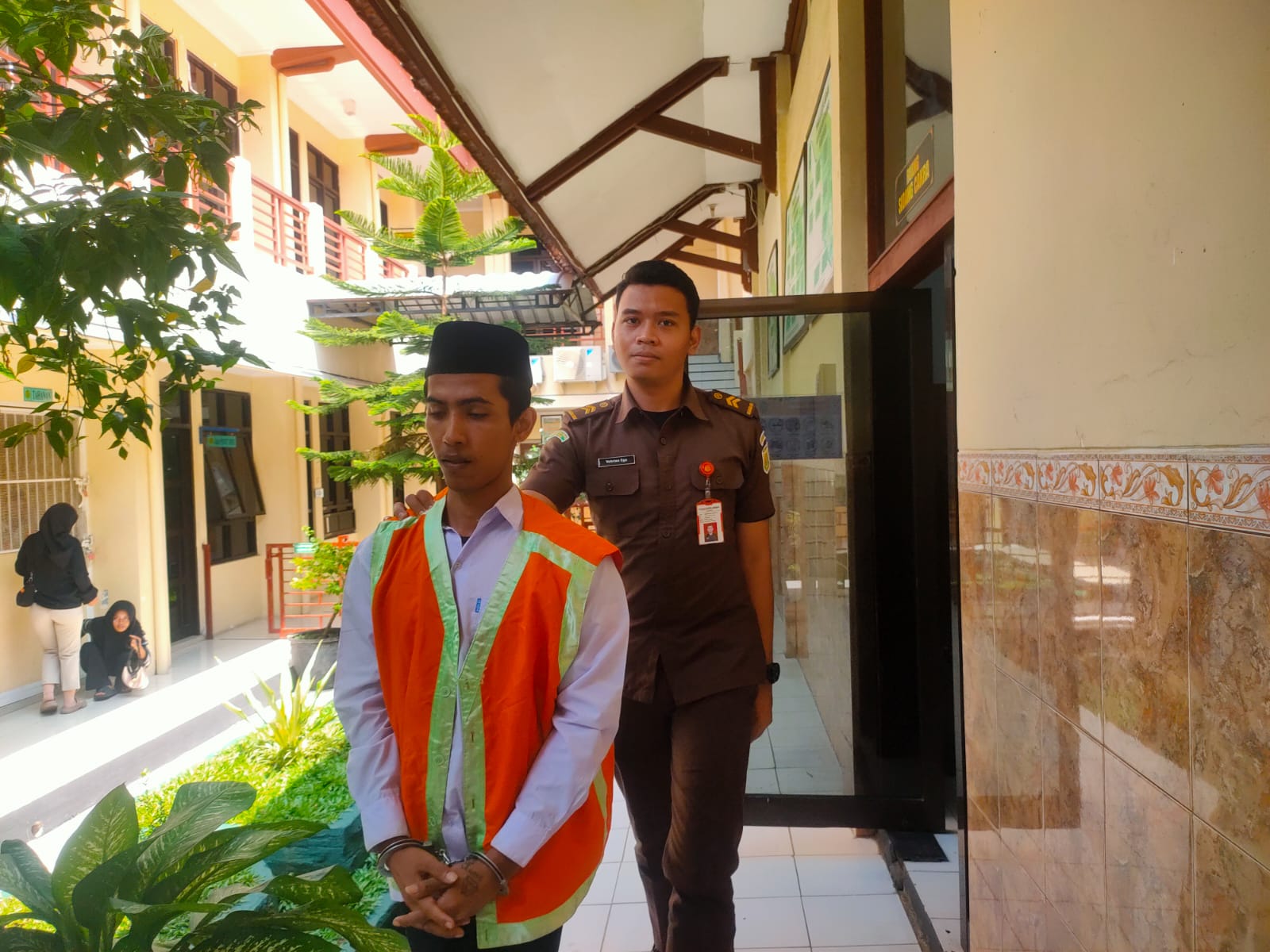 Terdakwa kepemilikan SS, Nur Komari saat menjalani sidang di PN Lamongan.&nbsp;