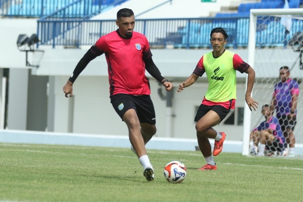 Pemain Persela berlatih di Stadion Surajaya.