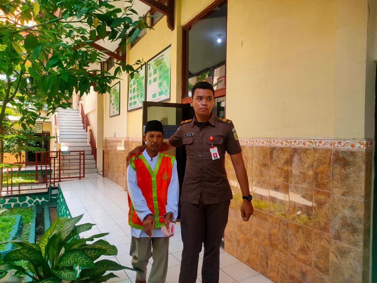 DITUNTUT SETAHUN PENJARA: KasbolaH di Pengadilan Negeri Lamongan. Dia dituntut setahun penjara karena penganiayaan terhadap tetangganya. (IST/RDR.LMG)
