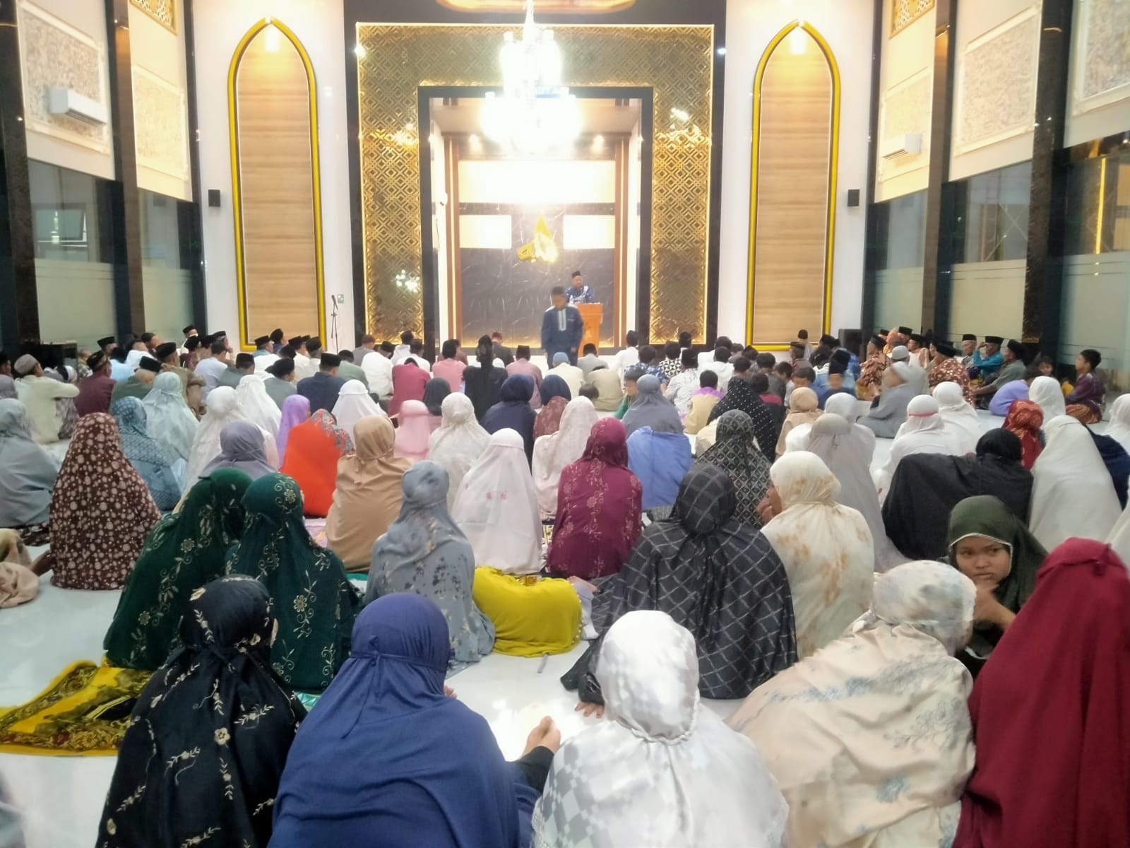 KURANG 5 PERSEN: Jamaah yang mengikuti kajian di Masjid At-Taqwa Desa Kebalankulon, Sekaran. Pembangunan masjid ini sebagian dari sumbangan warga yang merantau di luar pulau. (RIKA RATMAWATI/RDR.LMG) 