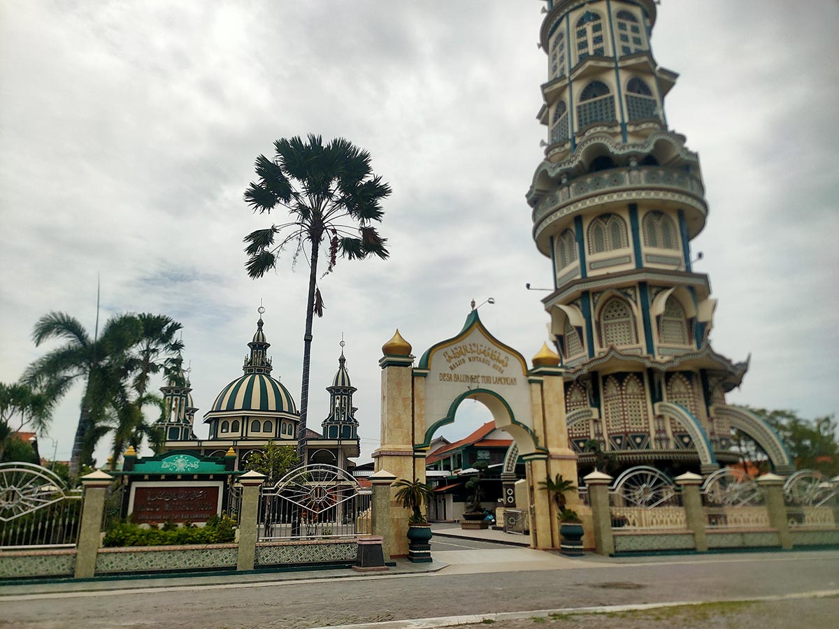SALING MENGHARGAI: Masjid Miftahul Huda, Desa Balun, Kecamatan Turi. Aktivitas Ramadan dijalankan dengan toleransi tinggi terhadap umat beragama lain di Desa Balun. (IST/RDR.LMG)  