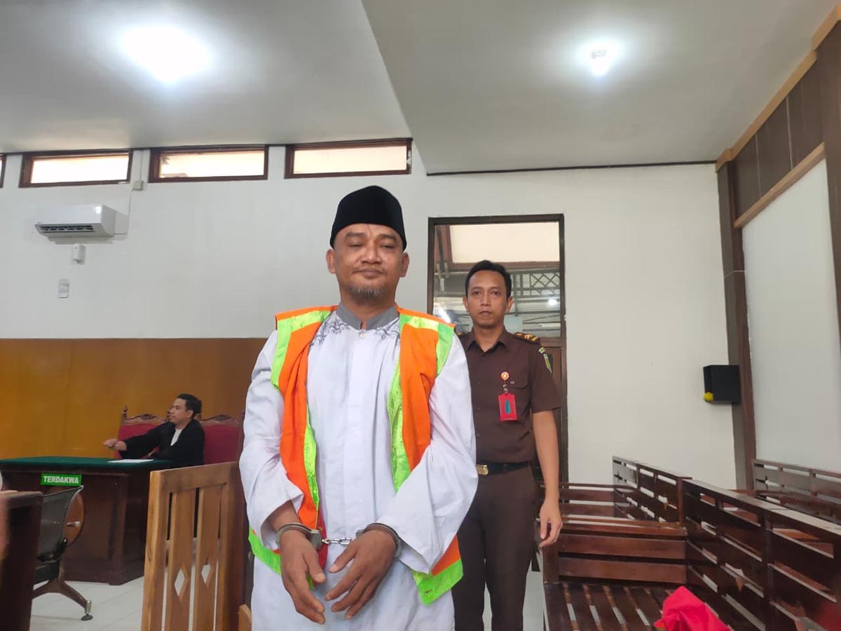DIVONIS SEMBILAN TAHUN PENJARA: Margianto di Pengadilan Negeri Lamongan. Dia divonis sembilan tahun karena dinyatakan majelis hakim terbukti menjadi perantara jual beli sabu. (IST/RDR.LMG)   