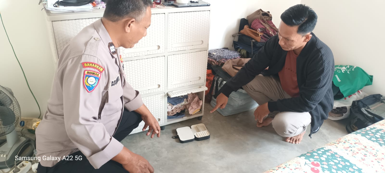 Petugas memeriksa Lemari milik korban yang dirusak oleh pelaku.