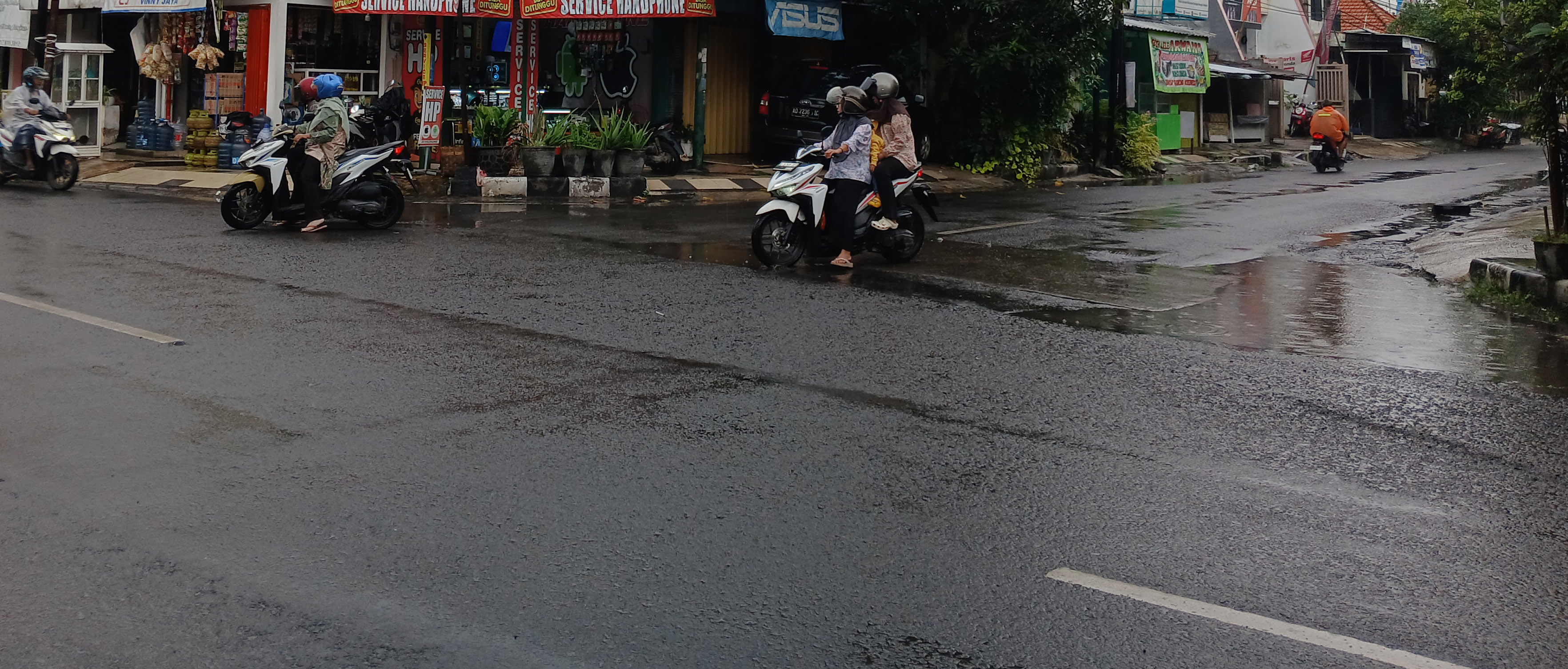 BAKAL DIBONGKAR TOTAL: Jembatan Rangge di pertigaan Jalan Sunan Giri &ndash; Basuki Rahmad Lamongan. (ANJAR DWI PRADIPTA/RDR.LMG)