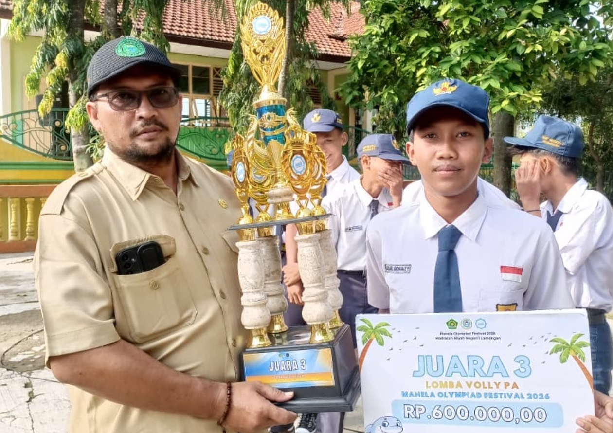 Kepala SMPN 2 Ngimbang Henri Hidayat, S.Pd, M.Pd bersama siswa yang baru saja menyabet juara tiga kejuaraan voli.