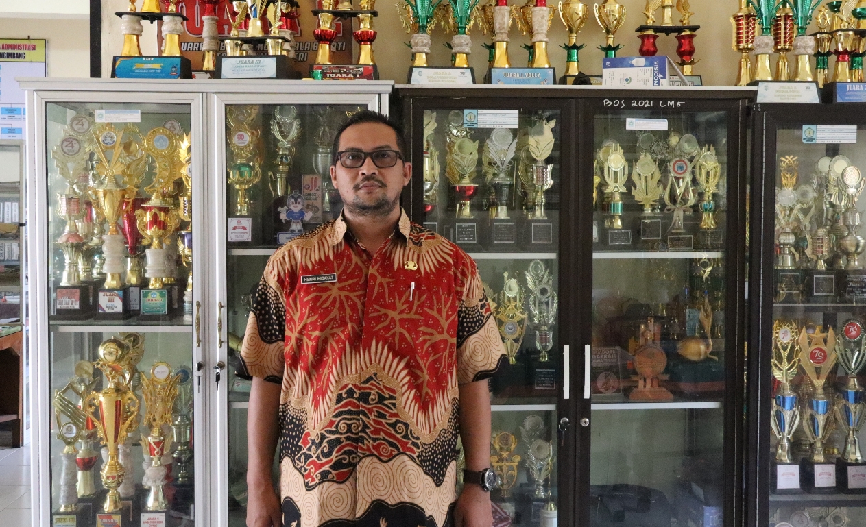 Kepala SMPN 2 Ngimbang Henri Hidayat, S.Pd, M.Pd menunjukkan banyak piala yang diraih siswa di sekolahnya. 