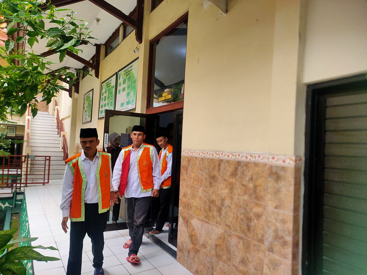 TERANCAM SEMBILAN TAHUN: Tiga terdakwa kasus pencurian yang menjalani persidangan di Pengadilan Negeri Lamongan. (IST/RDR.LMG)  