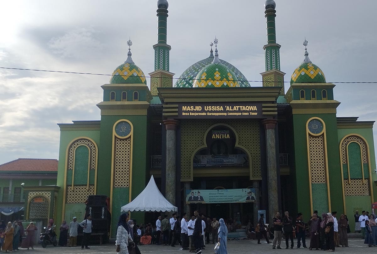 PADUAN HIJAU &ndash; KUNING: Masjid Jami&rsquo; Ussisa Alattaqwa, Desa Banjarmadu, Kecamatan Karanggeneng. Di masjid ini kajian kitab kuning dilestarikan. (RIKA RATMAWATI/RDR.LMG)  
