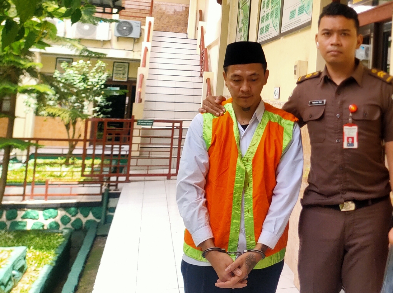 Terdakwa peredaran pil dobel L di wilayah Lamongan, Warko menjalani sidang di PN Lamongan. 