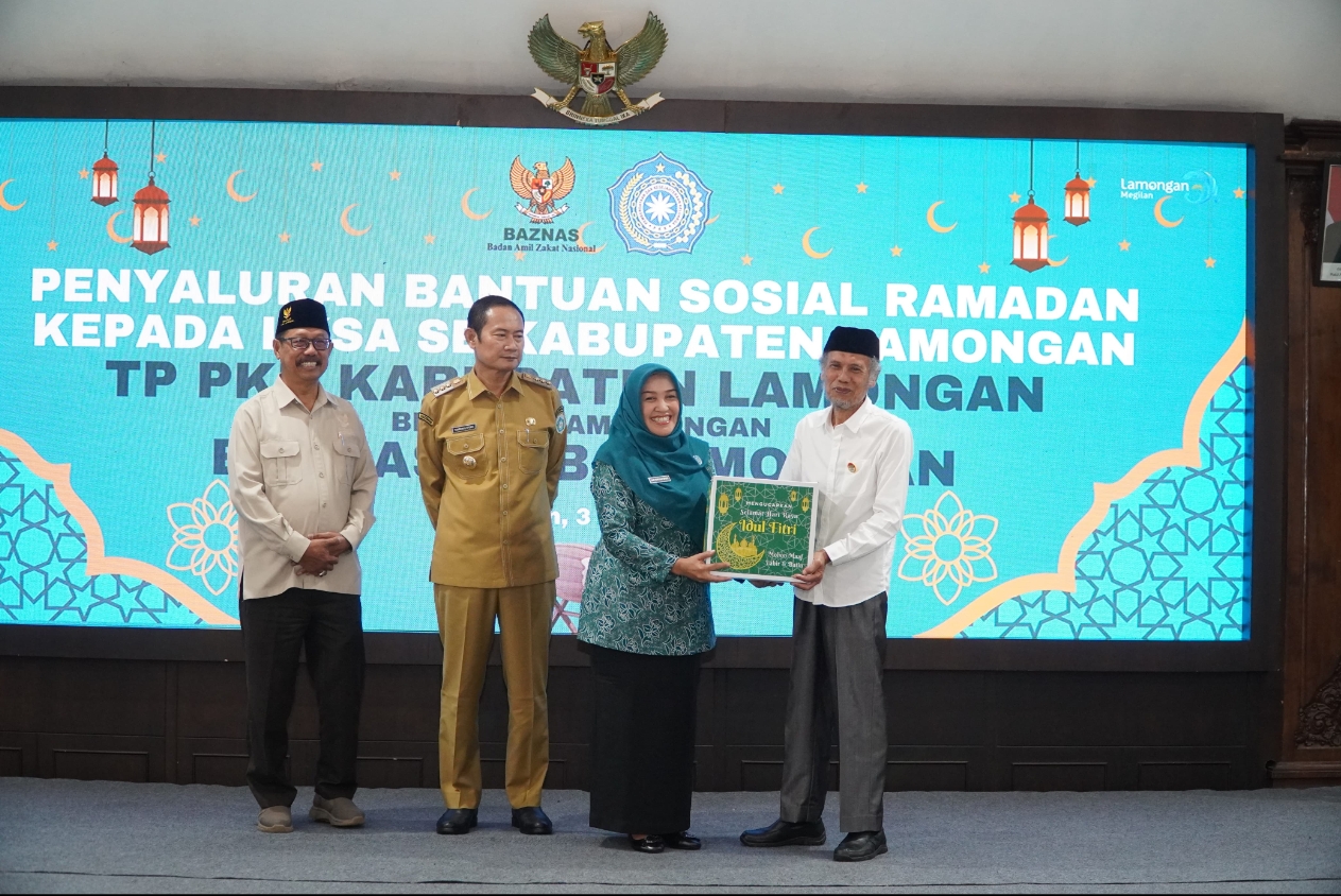 Ketua TP PKK Lamongan, Anis Kartika Yuhronur Efendi menyerahkan bantuan sosial Ramadan. 