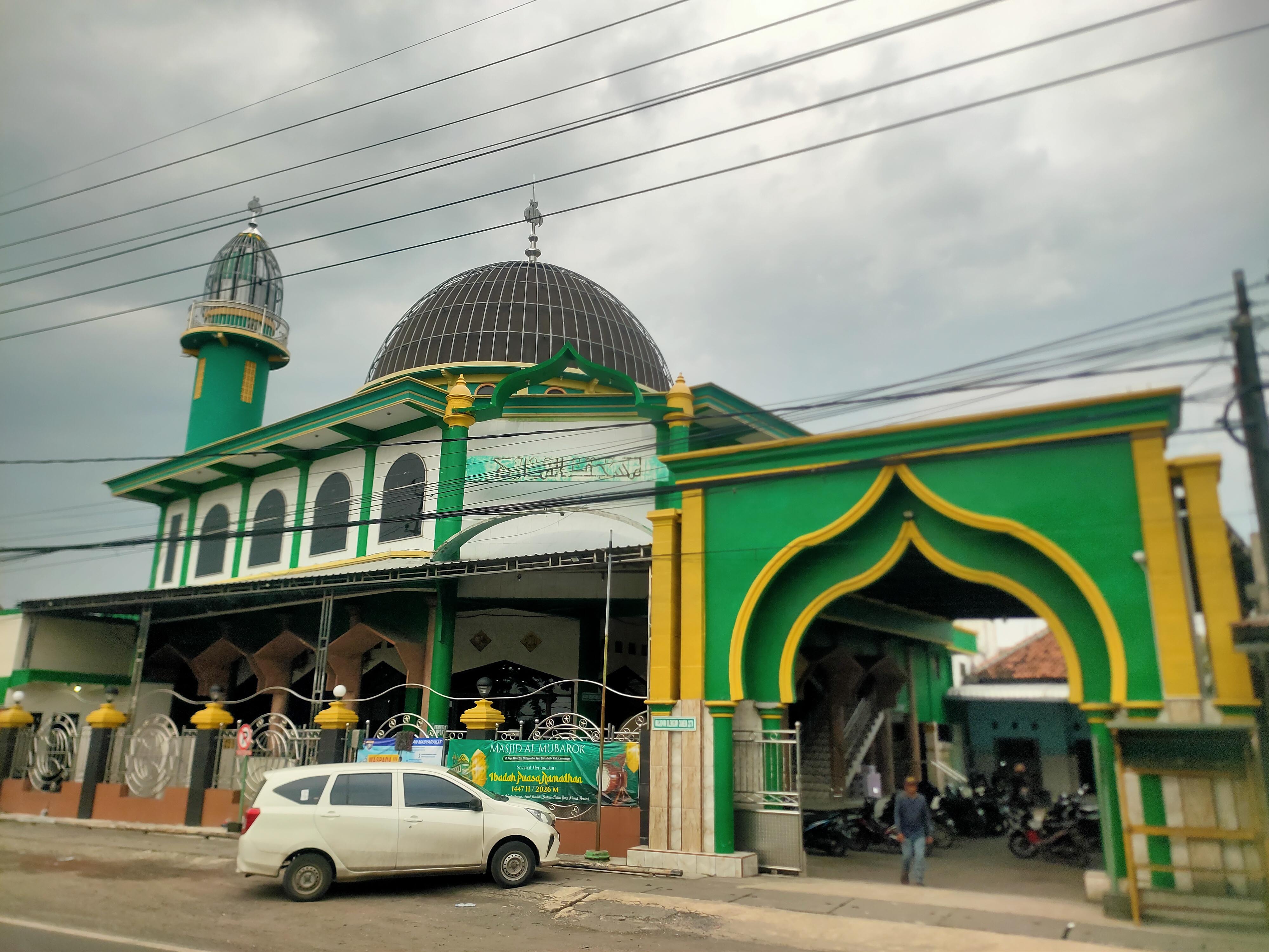 MULIAKAN TAMU: Masjid Al Mubarok di Desa Sidogembul, Kecamatan Sukodadi. Masjid ini menyiapkan ruangan bagi mereka yang ingin menginap. (ASIP/RDR.LMG)