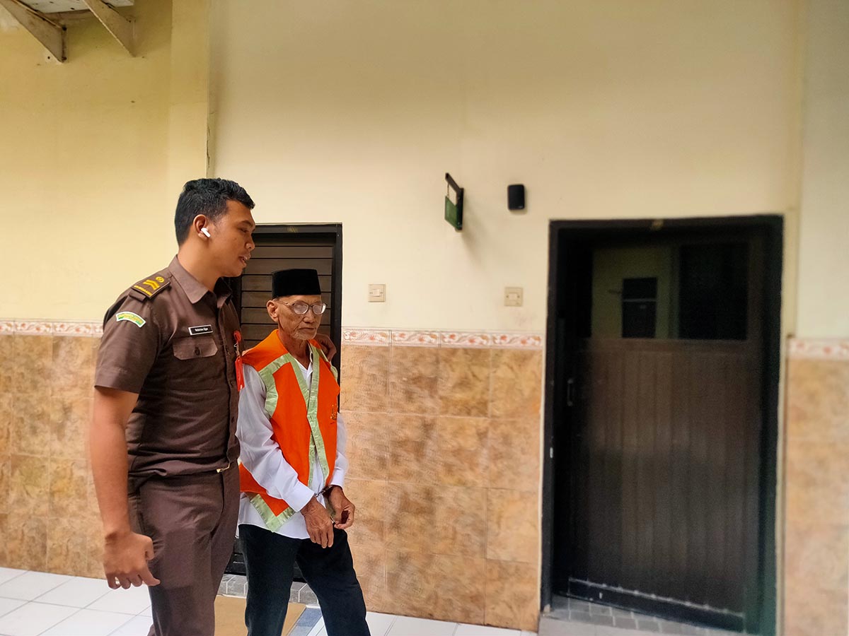 TERANCAM DIPENJARA LAGI: Kardjo di Pengadilan Negeri Lamongan. Dia kembali menjalani persidangan karena diduga melakukan penganiayaan. (ASIP ALAFI/RDR.LMG)
