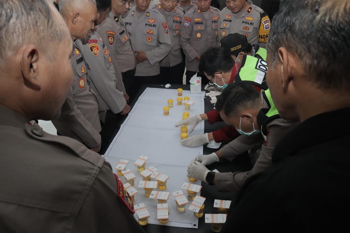 JALANI TES URINE: Jajaran di Polres Lamongan menyerahkan sampel urine di ruang Rupatama Selasa pagi. (GAMAL A/RDR.LMG)