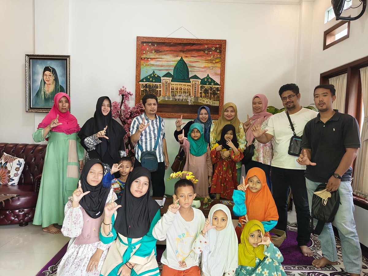 INDAHNYA BERBAGI: Awak Jawa Pos Radar Lamongan bersama Hj Nurotun Mumtahanah dan anak &ndash; anak binaan Yamuna. (IST/RDR.LMG)