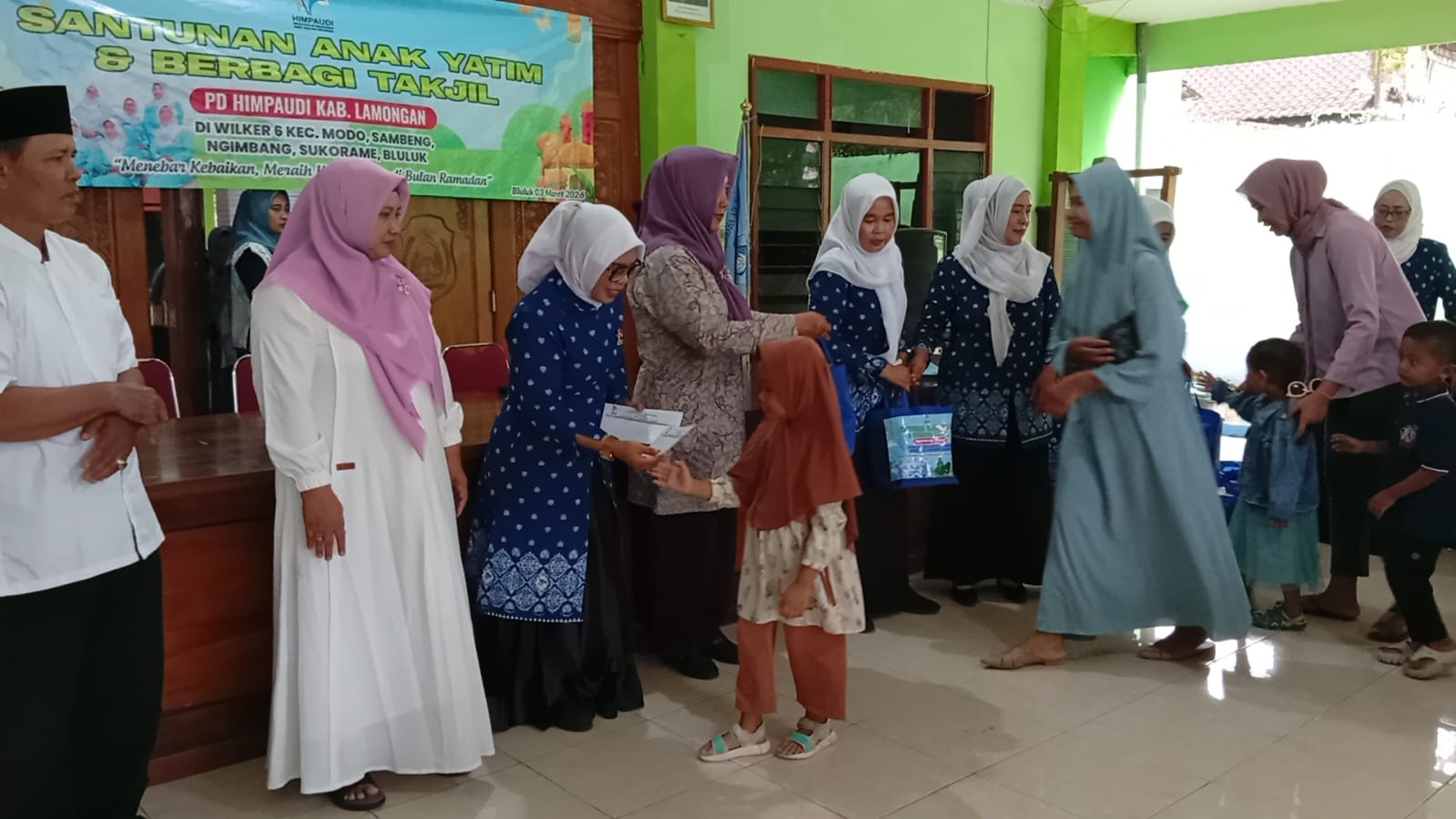 Ketua Himpaudi Lamongan Siti Aisyiyah memberikan santunan kepada anak yatim.  