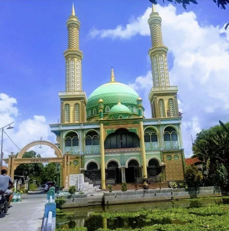 HASIL GOTONG - ROYONG: Bangunan Masjid Rahmat di Desa Sugiwaras, Kecamatan Deket hasil dari swadaya warga di desa maupun perantauan.   