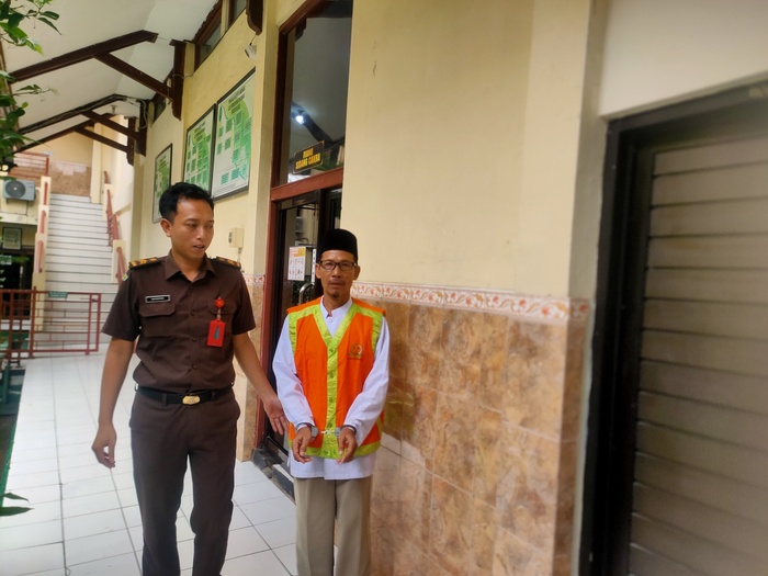 DIVONIS SEMBILAN BULAN PENJARA: Kasbolah di Pengadilan Negeri Lamongan karena kasus penganiayaan terhadap tetangganya. 