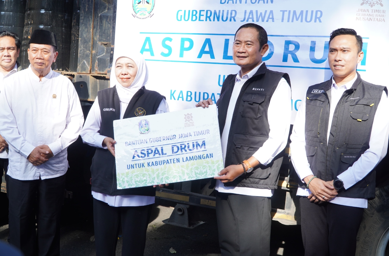 Bupati Yes didampingi Wabup Dirham saat menerima bantuan drum aspal dari Gubernur Jatim Khofifah di Pendopo Lokatantra Lamongan. 