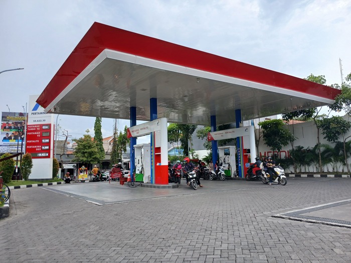 TEMPAT PENGISIAN BBM: Salah satu SPBU di Lamongan. Dua minggu terakhir ada SPBU yang mengalami pengurangan kiriman biosolar. 