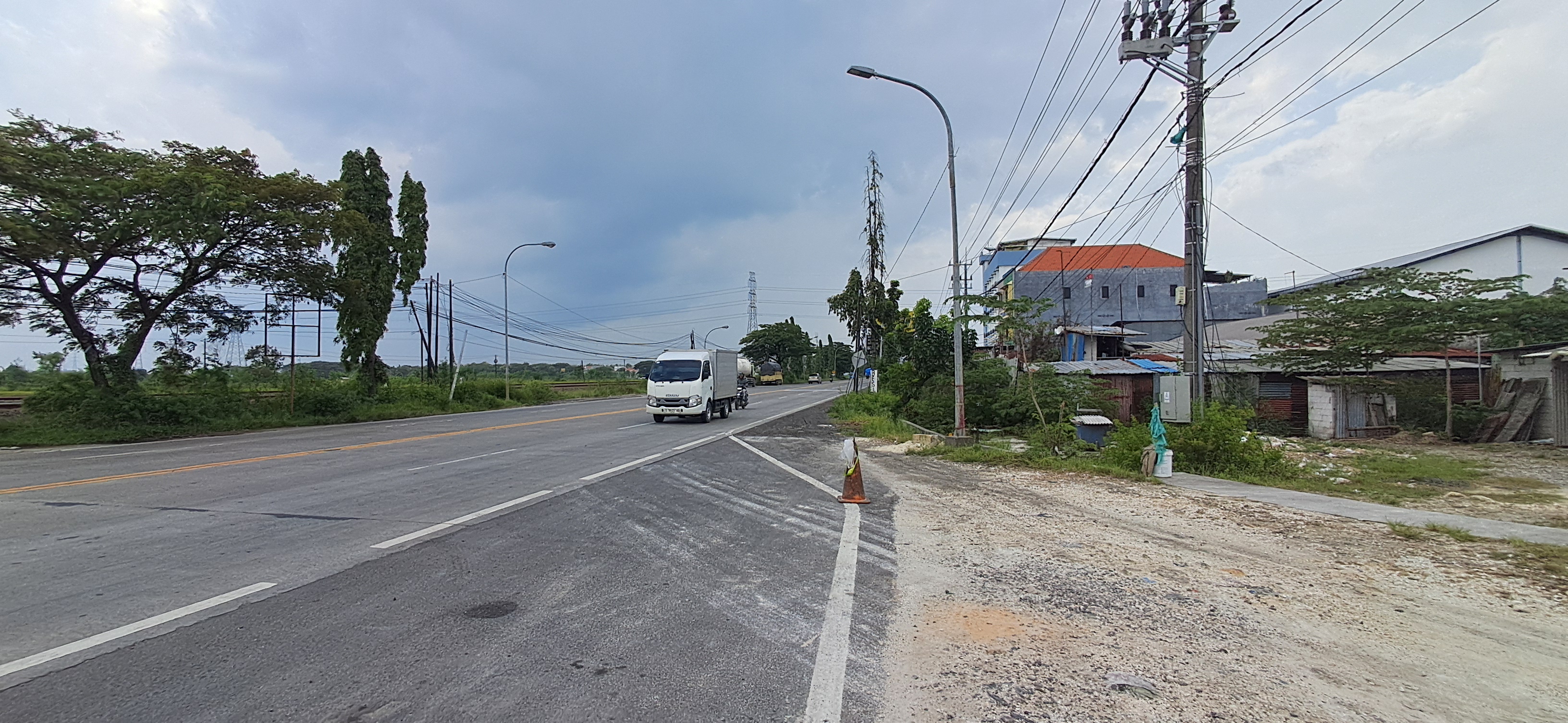 SUDAH TERPASANG: Tiang dan lampu PJU di dekat akses ke arah jalan lingkar utara Lamongan.   
