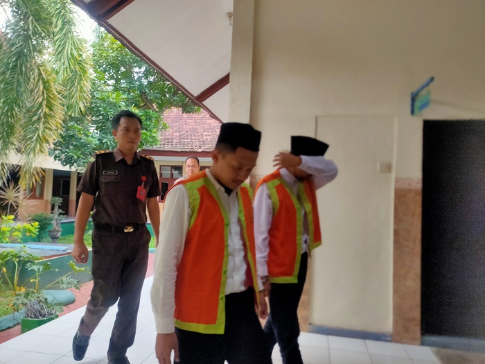 KASUS SABU: Rayba Khalaf Albany (kiri) divonis lima tahun penjara. Sedangkan temannya,  Figo Rizqi Octavian menjalani sidang pembelaan.