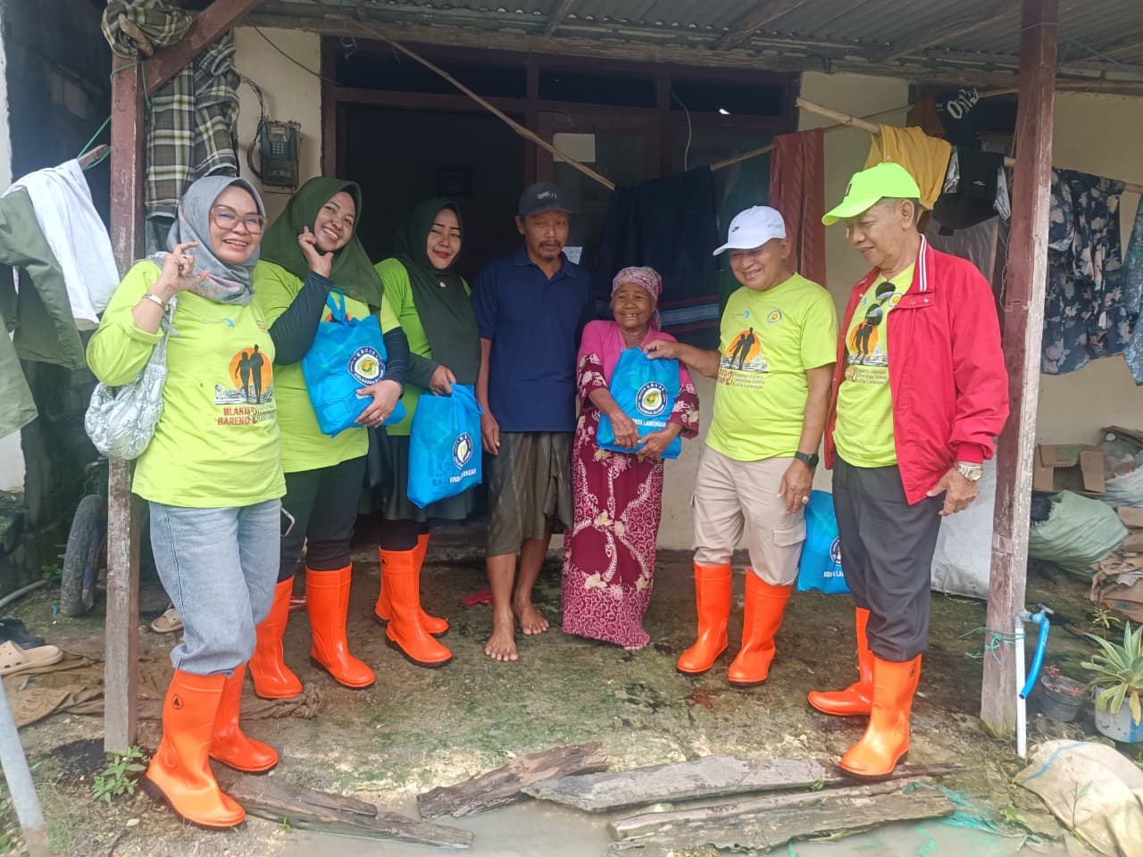 PEDULI SESAMA : Ketua KAUJE Korda Lamongan, Munif Syarif didampingi Ketua Dewan Penasehat, Imam Trisno Edi dan para pengurus KAUJE menyerahkan bantuan sembako langsung ke warga Terdampak banjir. 