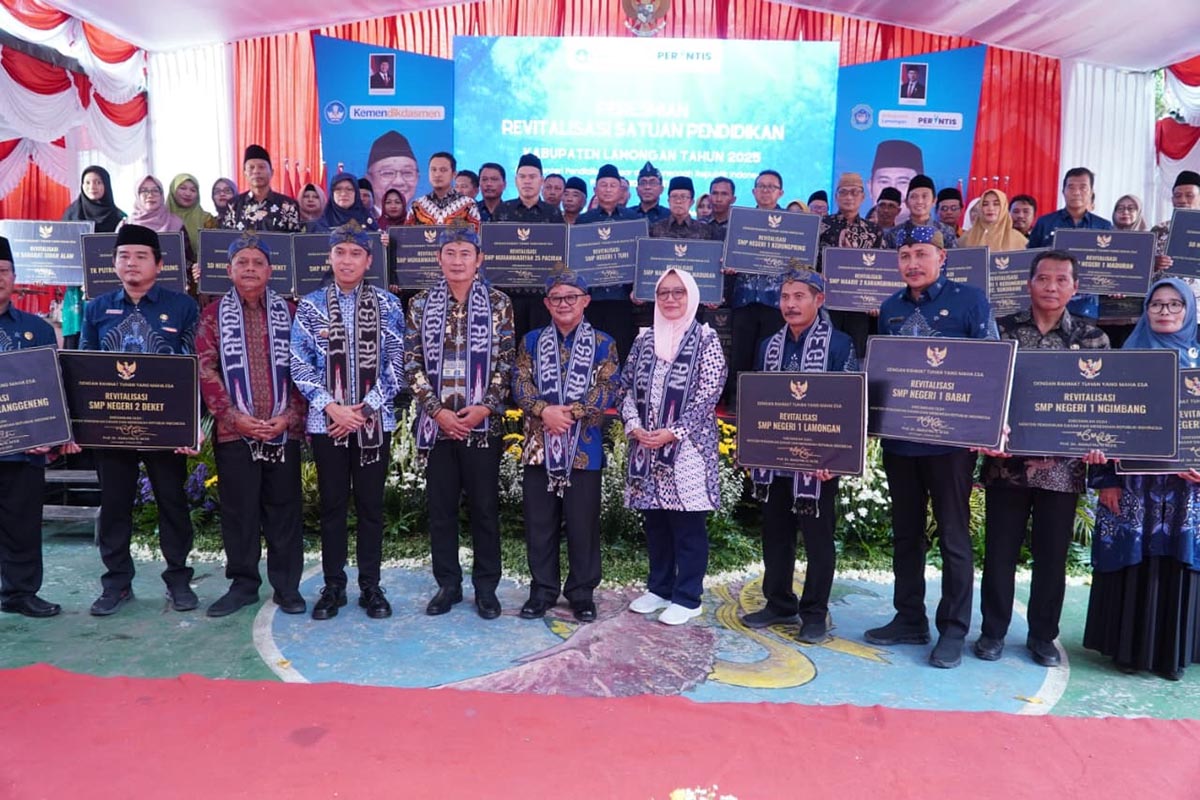 SELAMAT:Bupati Yes didampingi Wabup Dirham, bersama Kadis Pendidikan Shodikin dan jajaran lembaga satuan pendidikan saat peresmian revitalisasi lembaga oleh Mendikdasmen Abdul Mu'ti di SMPN 1 Lamongan
