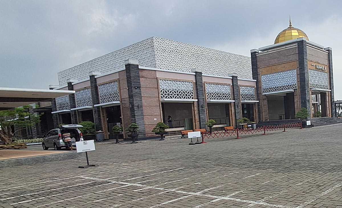 SIAPKAN KUOTA NGINAP 250 ORANG:  Dia Masjid Namira, Desa Jotosanur, Kecamatan Tikung, kain kiswah asli penutup kakbah ada di dinding mihrab imam. Parfum yang digunakan juga beraroma ala di Makkah. 