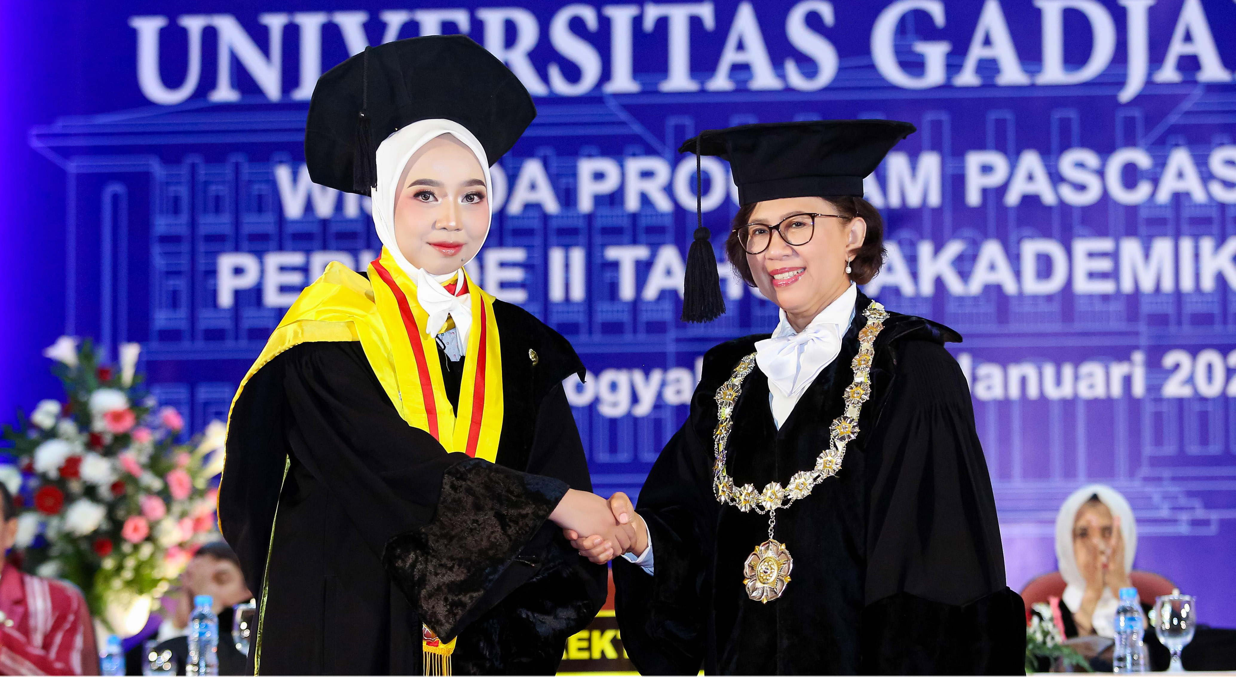 TEMPUH PENDIDIKAN LAGI DI INGGRIS: Dr Dea Angelia Kamil, S.Si menjadi lulusan program pascasarjana dengan IPK 4.0 di UGM, 21 Januari lalu. (IST/RDR.LMG)  
