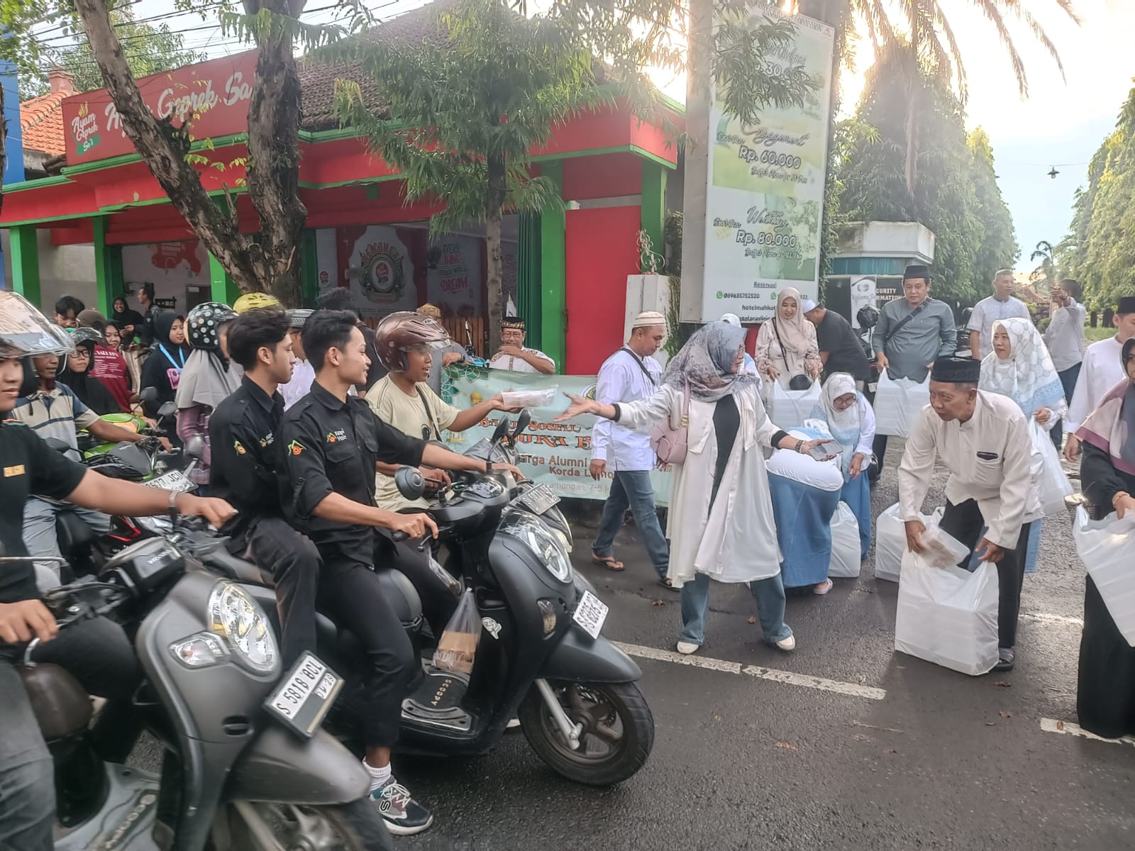 BERBAGI : Pengurus dan anggota KAUJE Korda Lamongan membagikan takjil di Jalan Sunan Drajat Lamongan (8/3)