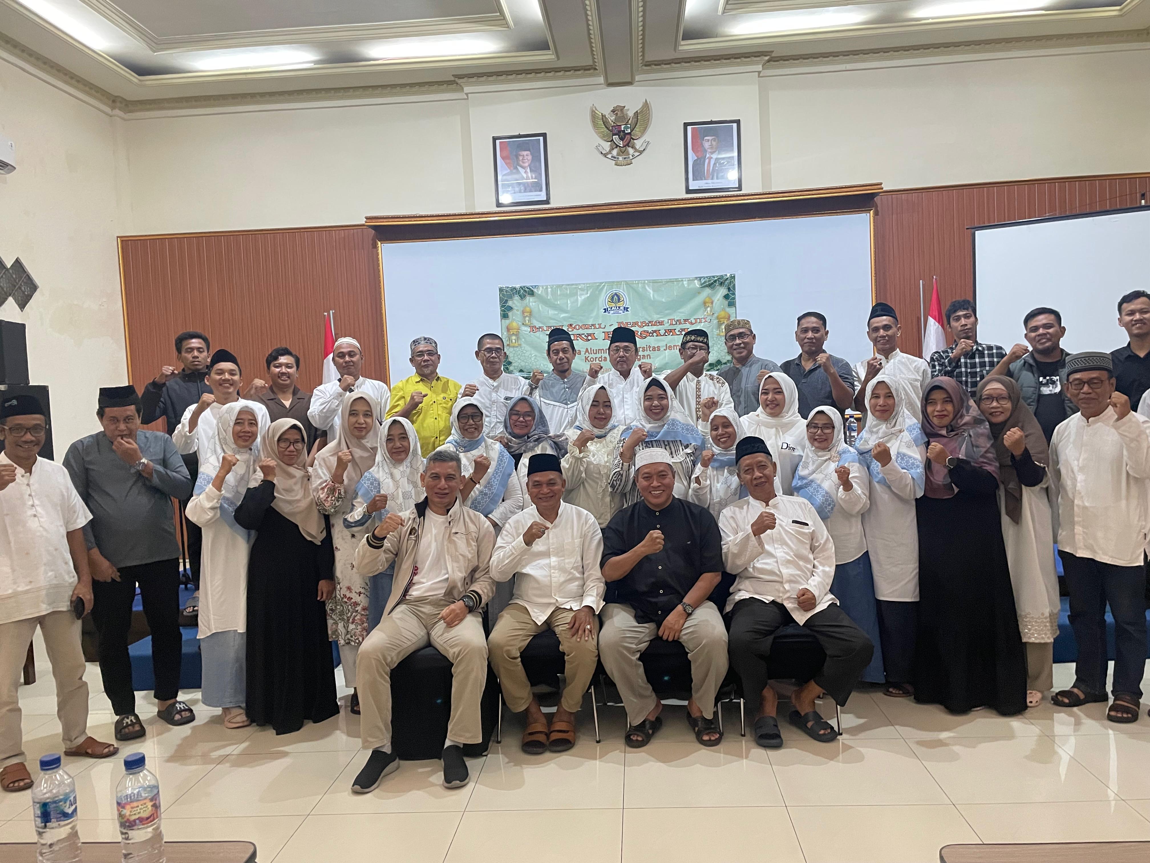 KOMPAK : Pengurus dan anggota KAUJE Lamongan bersama Bibit Hariyanto usai buka bersama (8/3)