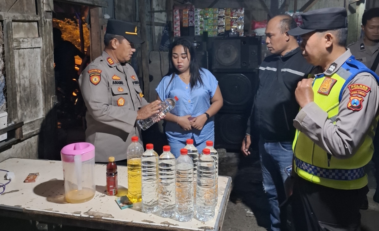 Petugas kepolisian mengamankan delapan miras jenis arak di warkop milik Astuti Rahayu.