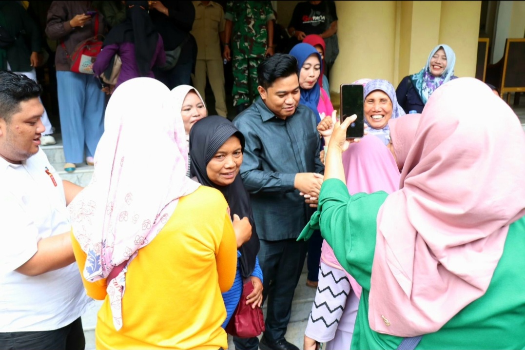 TURUN LANGSUNG: Ketua DPRD Kabupaten Gresik Syahrul Munir rajin menyapa masyarakat untuk menyerap aspirasi.
