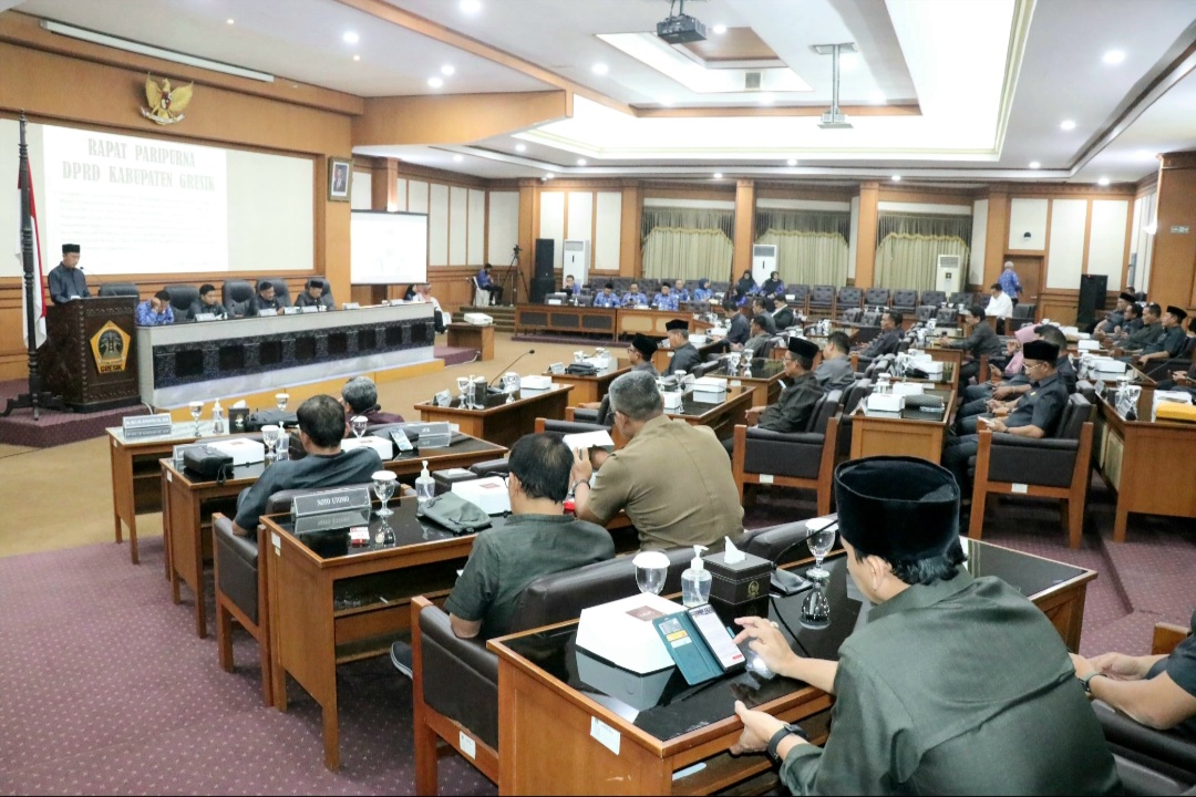 BERI ATENSI: Rapat paripurna Dewan Perwakilan Rakyat Daerah (DPRD) Kabupaten Gresik melakukan pembahasan delapan rencana peraturan daerah.