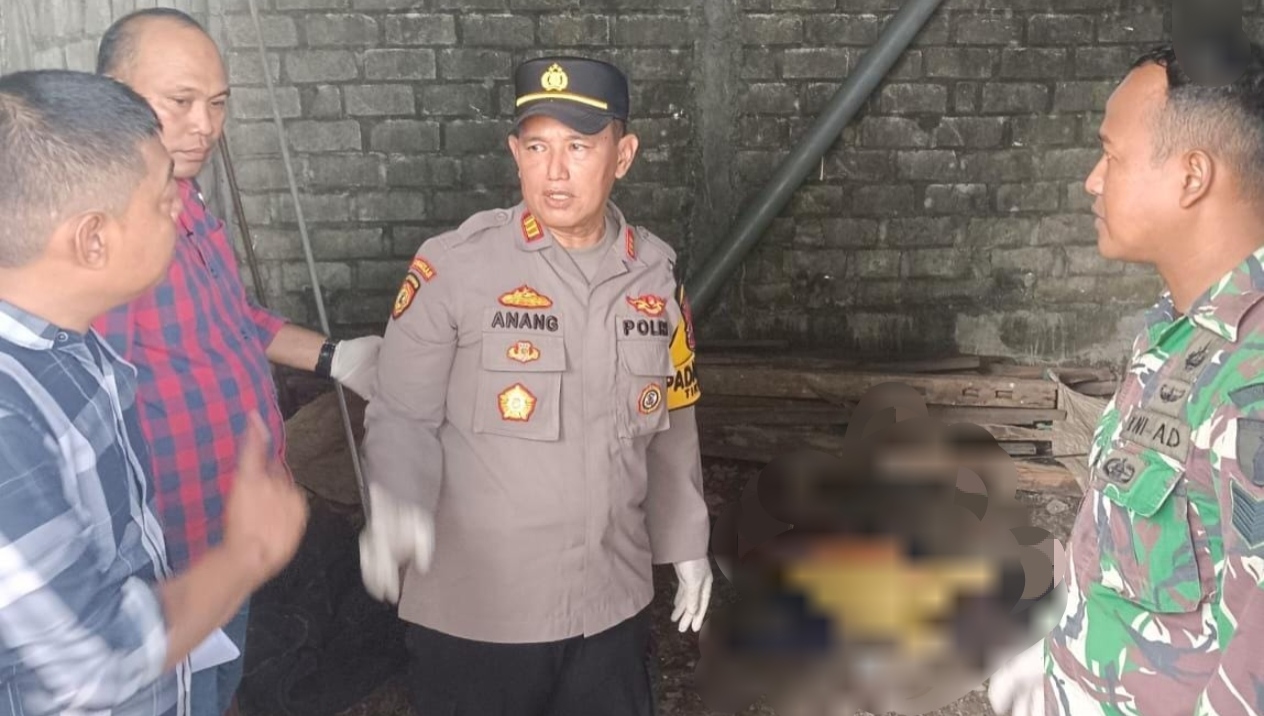 Kapolsek Tikung bersama-sama mengevakuasi petani yang diduga bunuh diri. 