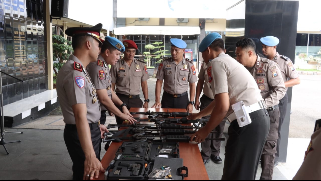 Seluruh senpi anggota Polres Lamongan diperiksa secara maraton mulai dari kebersihan fisik hingga kelayakan fungsinya. 