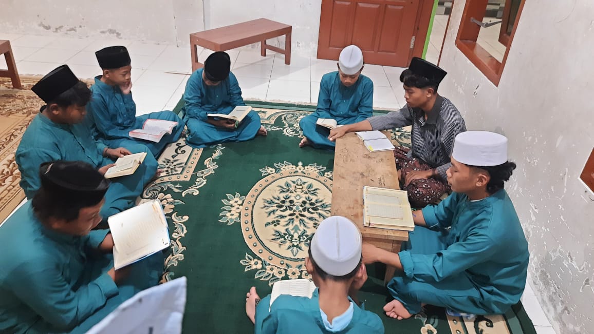 Mengaji Alquran menjadi rutinitas santri Ponpes Darul Ulum.