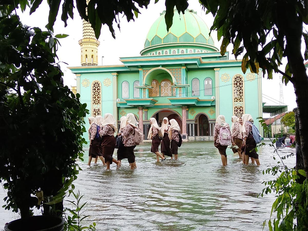 DIKEPUNG BANJIR: Masjid Jami Darussalam Blawi tetap menjalankan kegiatan selama Ramadan. Selama puasa ini, disediakan takjil sekitar 150 bungkus. (IST/RDR.LMG)  