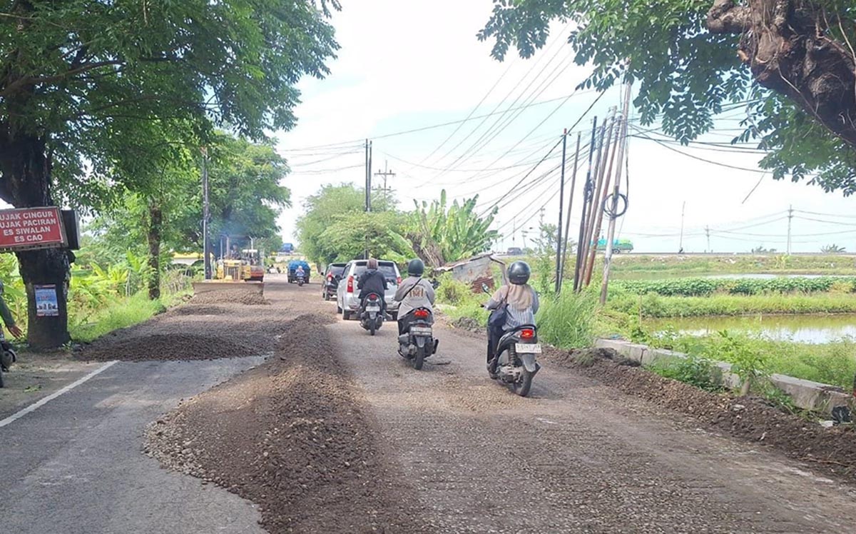 DIRATAKAN: Jalan Deket &ndash; Soko masih tahap pengurukan. Perbaikan jalan tersebut sepanjang 2 kilometer. (GAMAL A/RDR.LMG)  