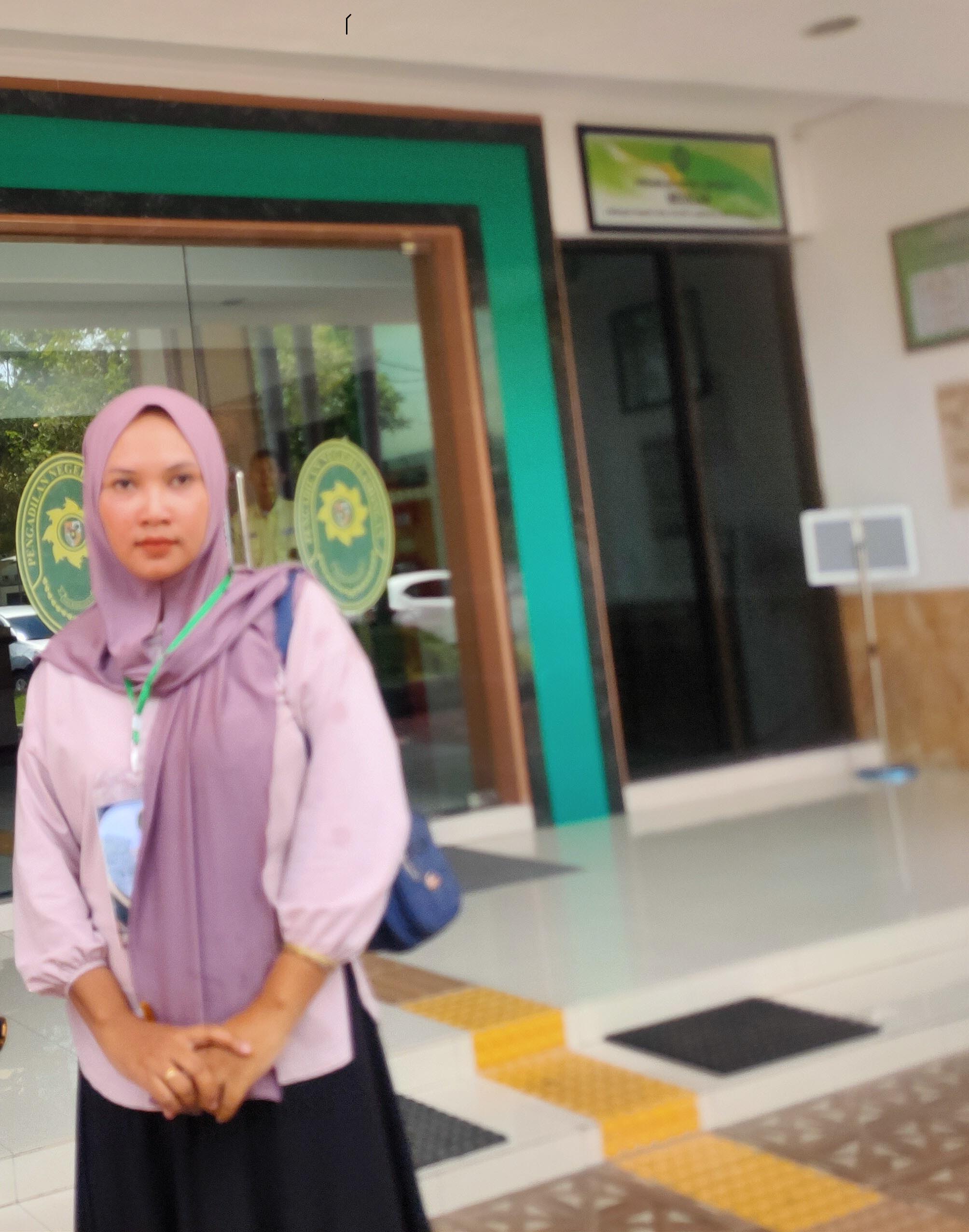 JALANI SIDANG PERDATA: Sri Astutik di Pengadilan Negeri Lamongan. Dia digugat mantan pejabat PN setempat. (ASIP ALAFI/RDR.LMG)  