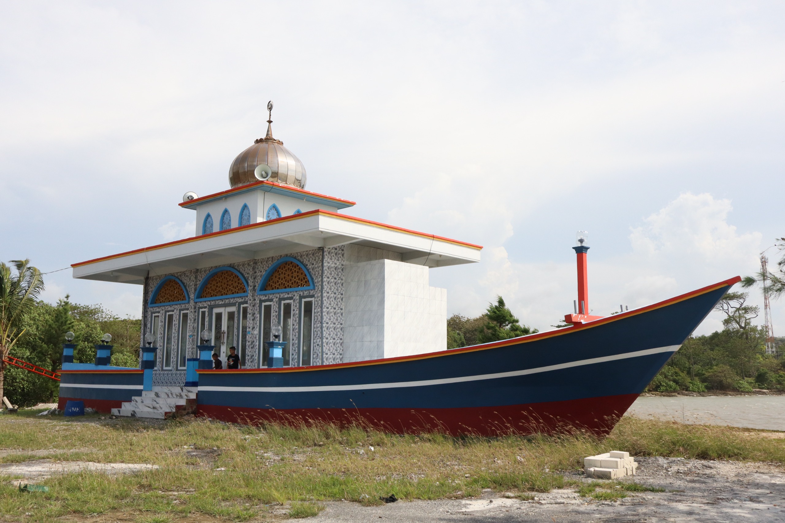 MENYERUPAI KAPAL: Musala Al-Kautsar di Kandangsemangkon, Kecamatan Paciran dibangun dengan cara urunan para nelayan.   