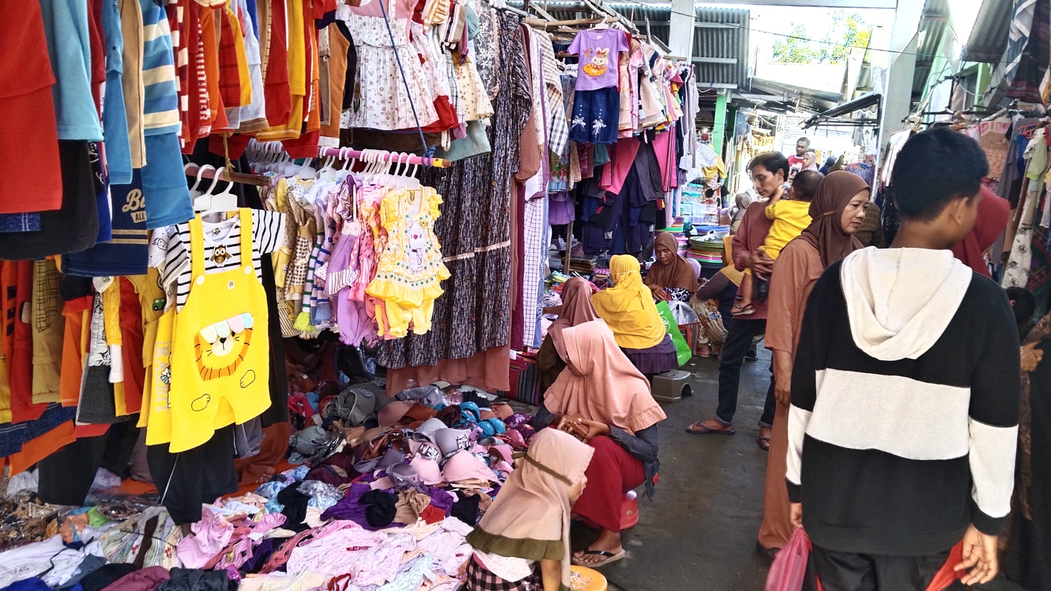 Masyarakat mulai mempersiapkan kebutuhan Lebaran dengan berbelanja di Pasar Puter. 
