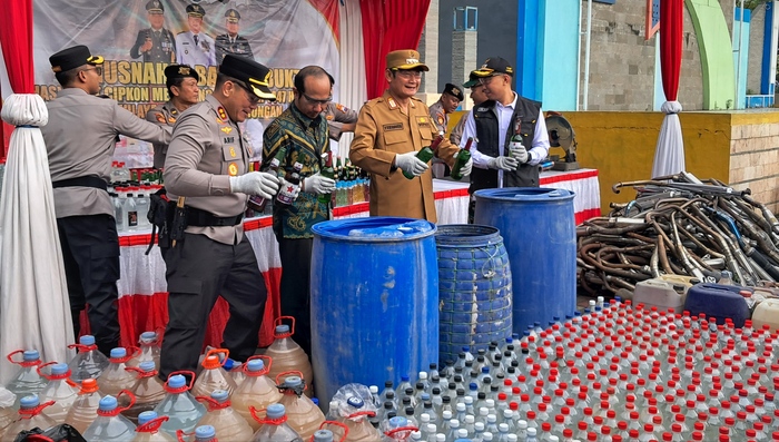 MUSNAHKAN HASIL RAZIA: Kapolres Lamongan, AKBP Arif Fazlurrahman, bersama Bupati Yes dalam acara gelar pasukan dan pemusnahan miras &mdash; knalpot brong.   