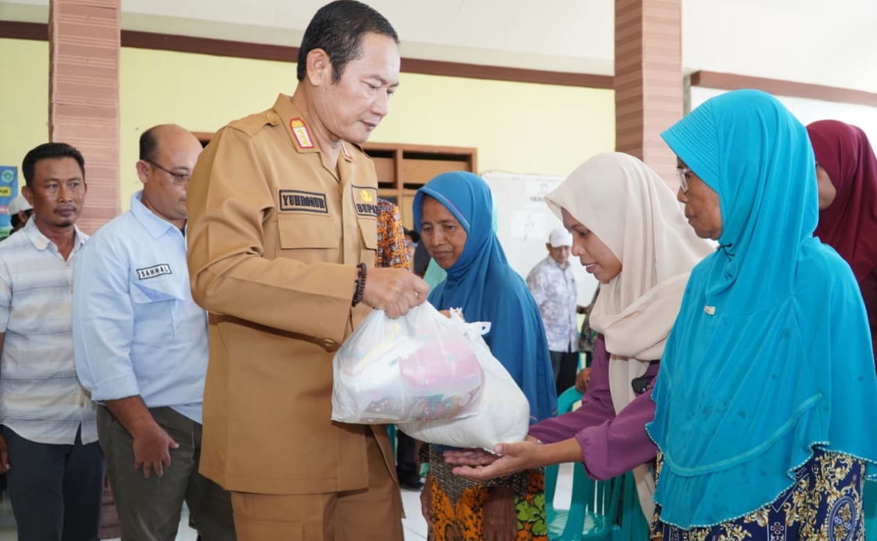 Bupati Yes menyalurkan bantuan tahap dua sebanyak 32 ton beras dan 4.850 paket sembako bagi warga terdampak banjir.&nbsp;&nbsp; 