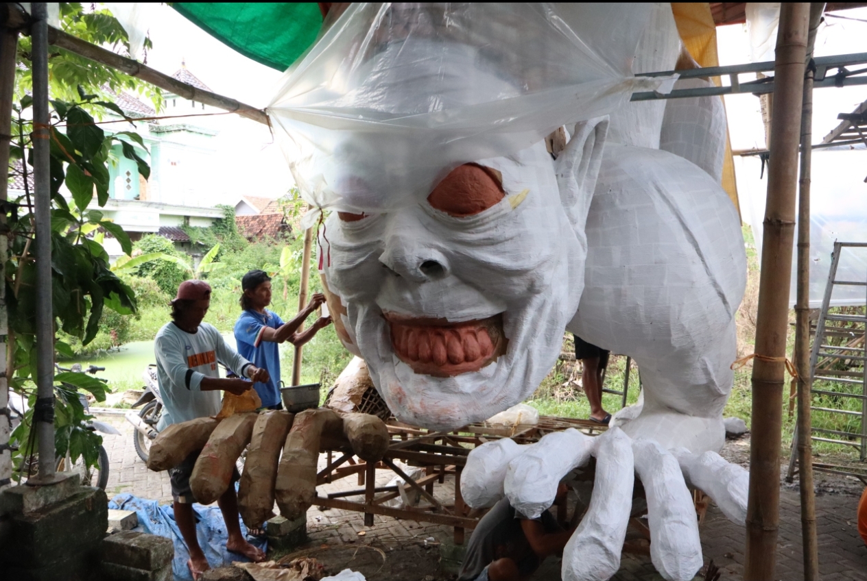 Pembuatan patung ogoh-ogoh di Pura Sweta Maha Suci Desa Balun sudah mencapai 75 persen.