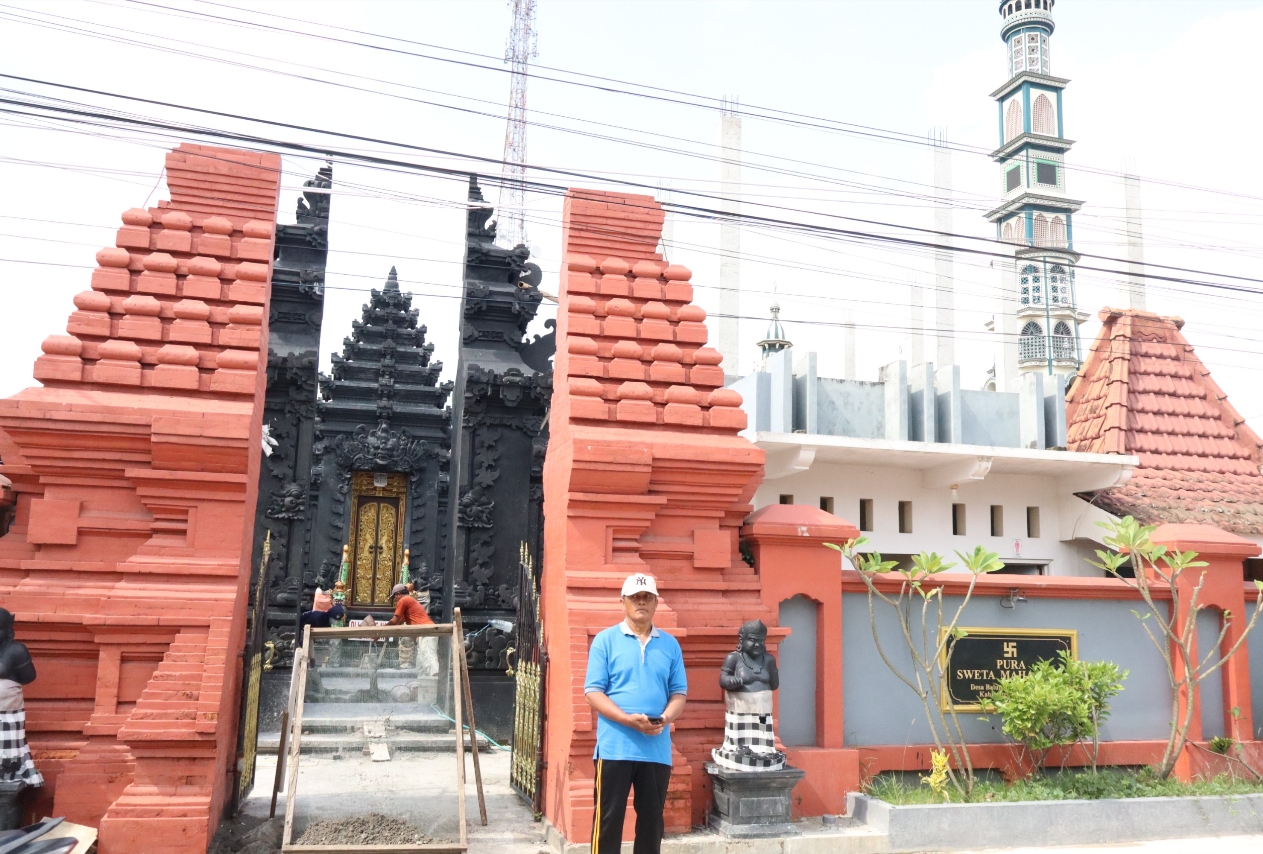 Letak Pura Sweta Maha Suci berdekatan dengan Masjid dan Gereja.