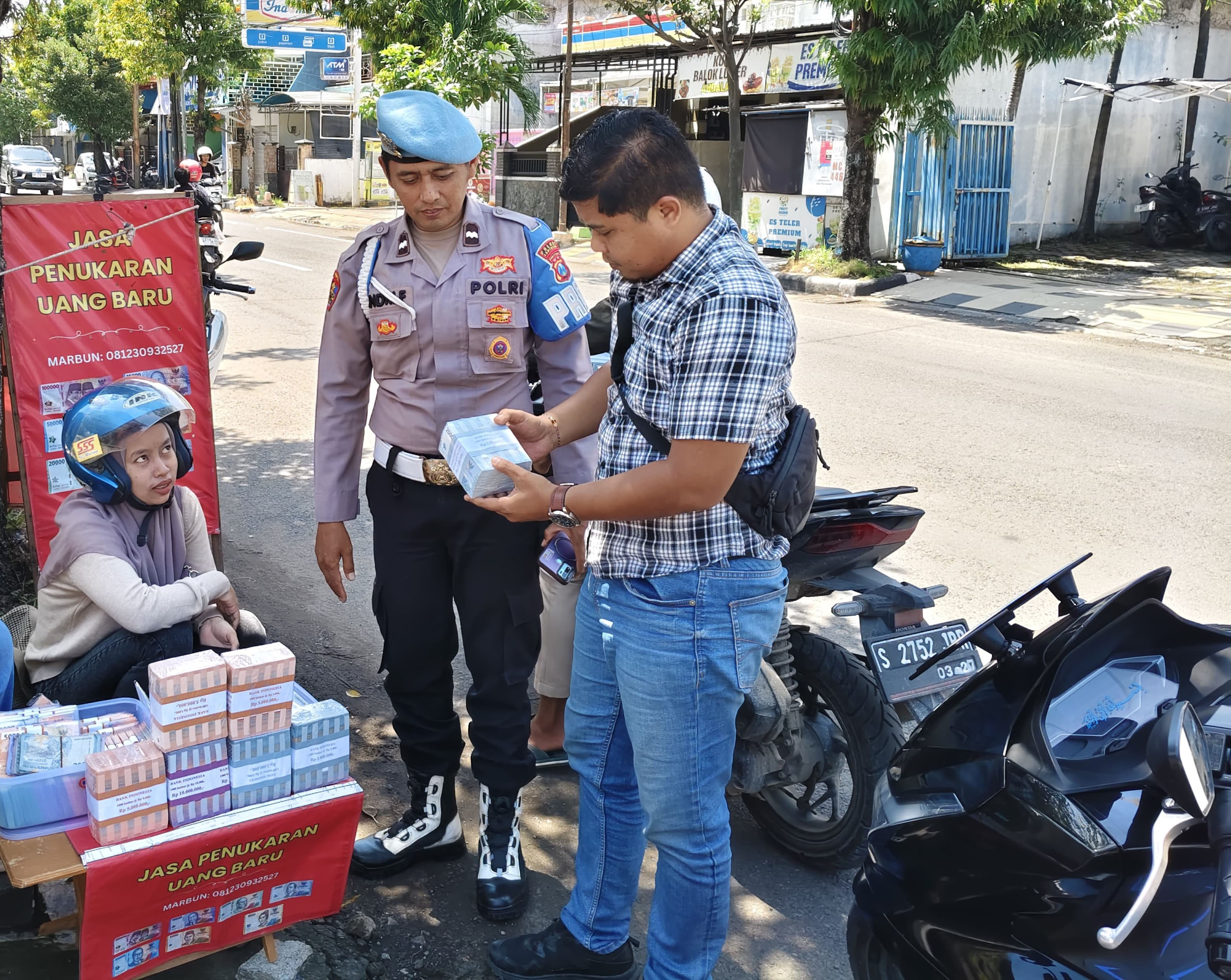 LAKUKAN PENGAWASAN: Anggota Polsek Lamongan Kota memperketat pengawasan terhadap peredaran uang baru untuk mengantisipasi adanya upal.  