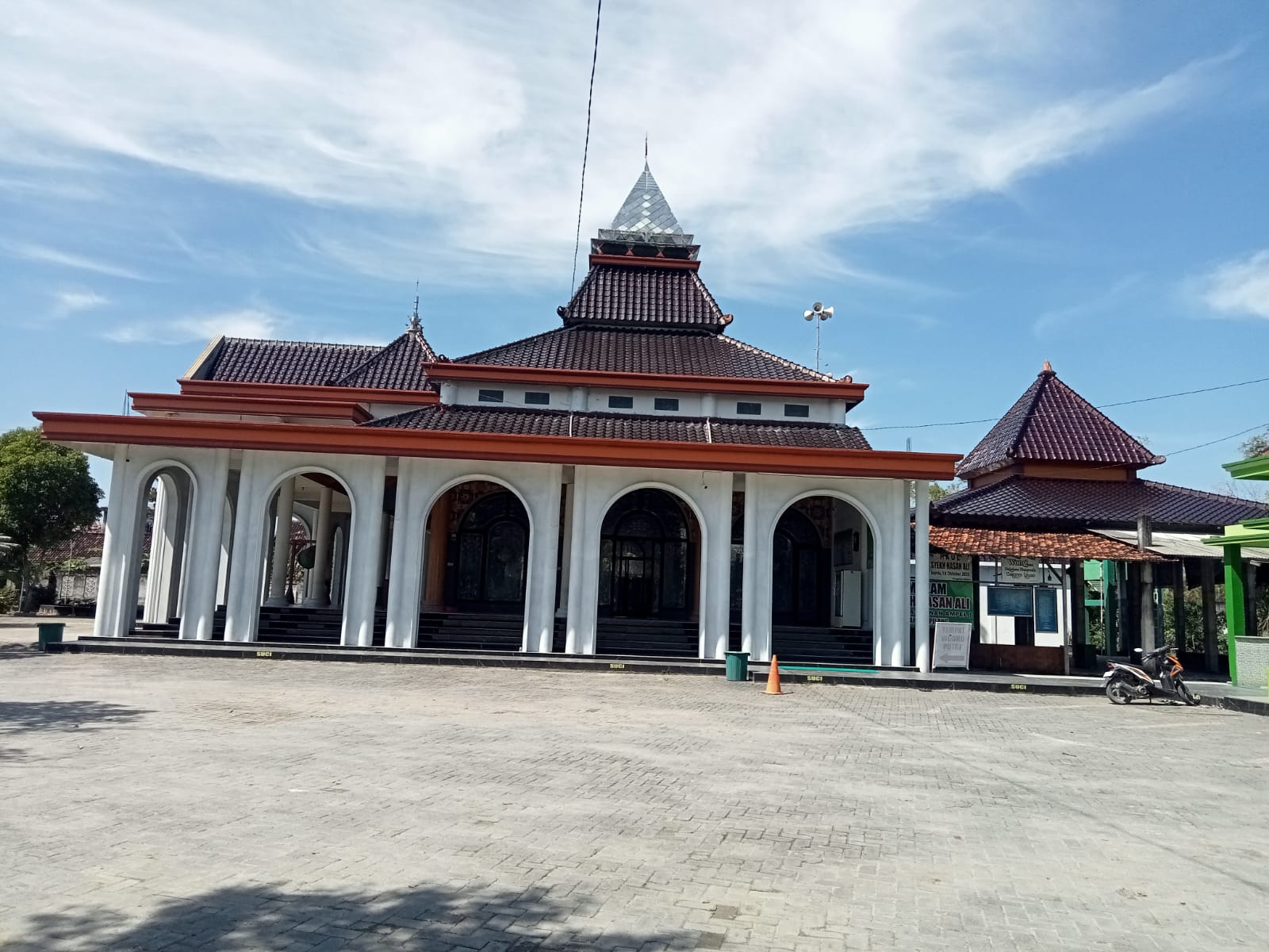 ADA JEJAK PENINGGALAN MAJAPAHIT: Masjid Syekh Hasan Ali mengalami pemugaran pada 2012. Di masjid ini beduk kayu otok masih disimpan. 